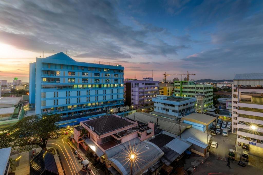 Deejai Hotel ศรีราชา ภายนอก รูปภาพ