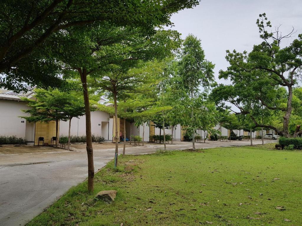 Deejai Hotel ศรีราชา ภายนอก รูปภาพ